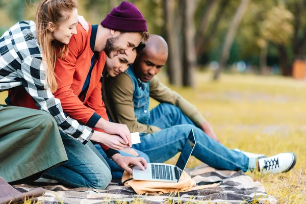 Amis multiculturels avec ordinateur portable — Photo de stock