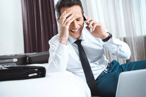 Empresário falando ao telefone — Fotografia de Stock