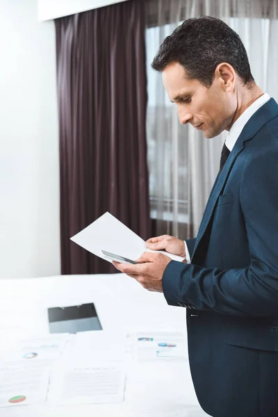 Hombre de negocios usando smartphone - foto de stock