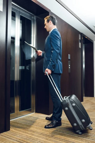 Hombre de negocios esperando el ascensor del hotel - foto de stock