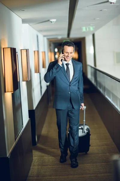 Бізнесмен в готелі розмовляє по телефону — стокове фото