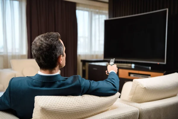 Empresario viendo televisión - foto de stock