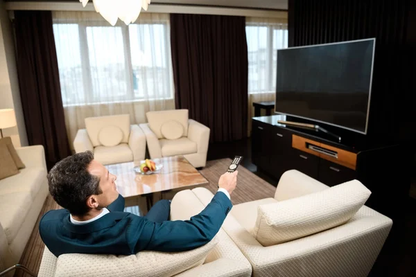 Homme d'affaires regardant la télévision — Photo de stock