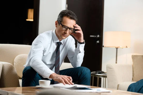 Businessman working on paperwork — Stock Photo