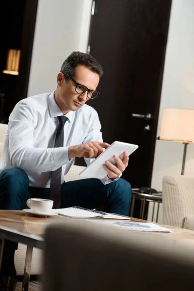 Hombre de negocios trabajando con la tableta - foto de stock