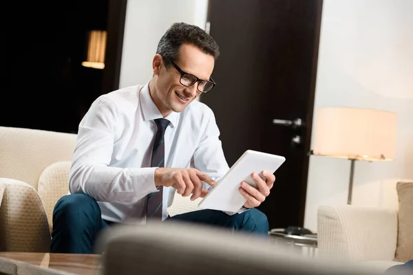 Geschäftsmann arbeitet mit Tablet — Stockfoto