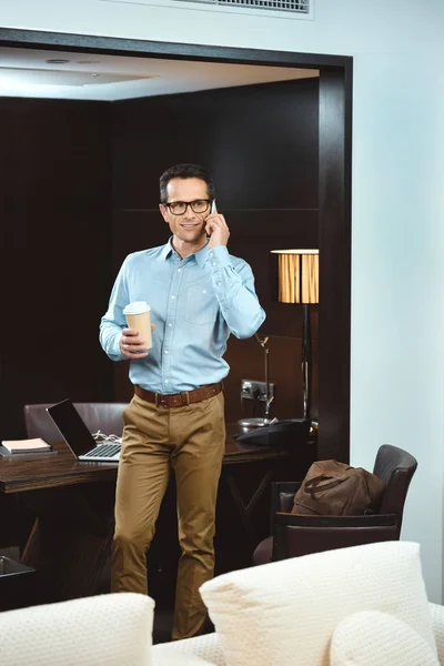 Geschäftsmann mit Kaffee am Telefon — Stockfoto