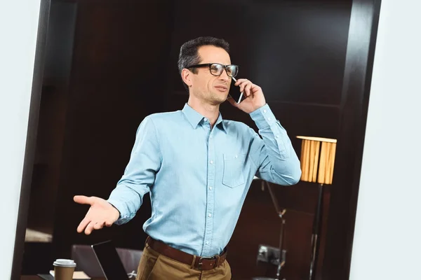 Homme d'affaires parlant au téléphone — Photo de stock