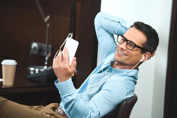 Geschäftsmann liest vom Smartphone — Stockfoto