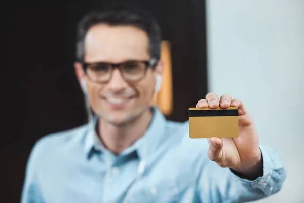Uomo d'affari in possesso di carta di credito — Foto stock