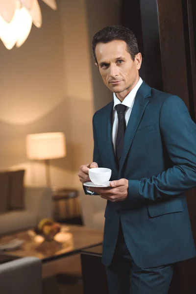 Homme d'affaires avec tasse de café — Photo de stock