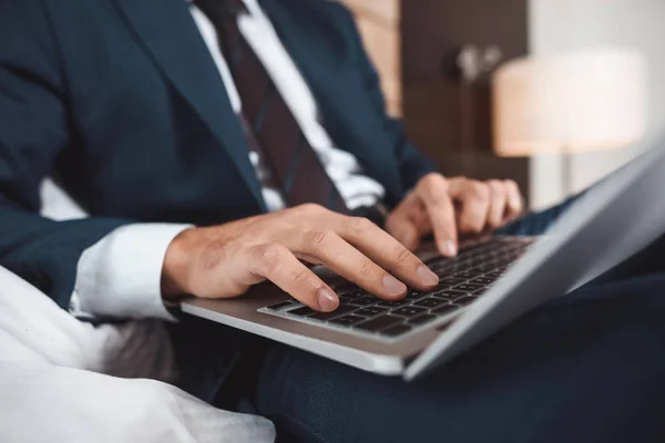 Homem de negócios usando laptop — Fotografia de Stock