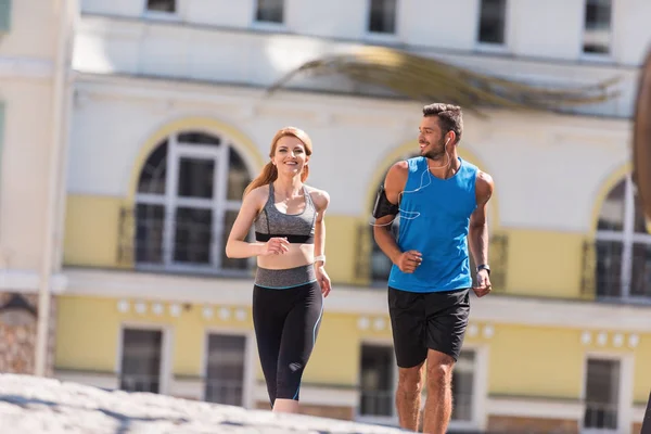 Deporte pareja jogging en ciudad - foto de stock
