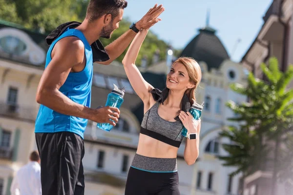 Deportes pareja dando highfive - foto de stock