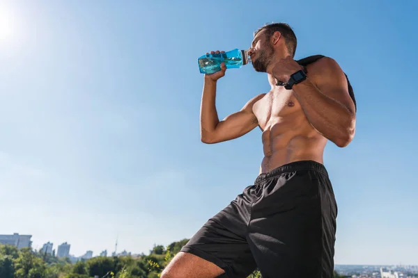 Sportsman drinking water — Stock Photo