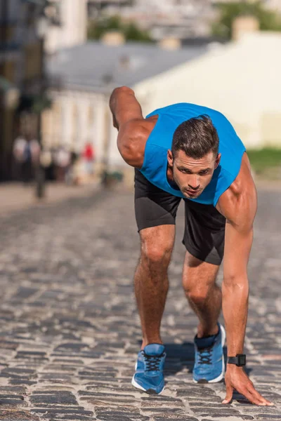 Deportista corriendo en la ciudad - foto de stock