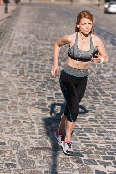 Sportlerin läuft in der Stadt — Stockfoto