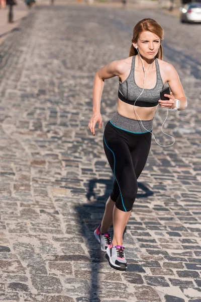 Deportista corriendo en la ciudad - foto de stock