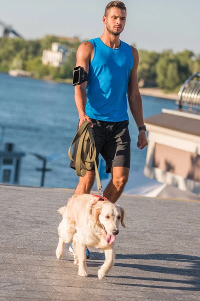 Deportista caminando con perro - foto de stock
