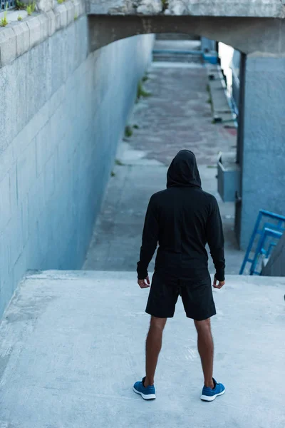 Deportista de pie en las escaleras - foto de stock