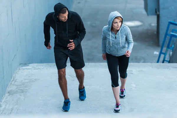 Atleta e atleta che fanno jogging sulle scale — Foto stock