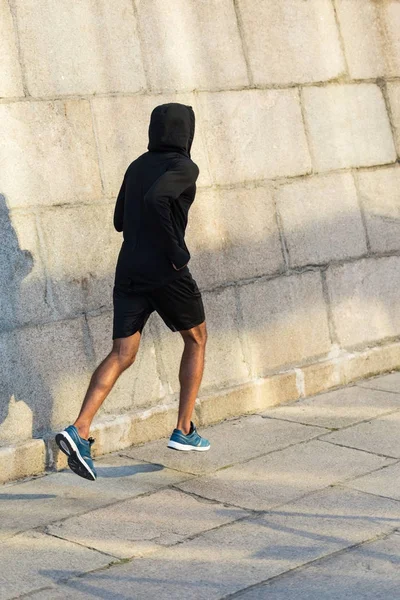 Deportista corriendo en la pared - foto de stock