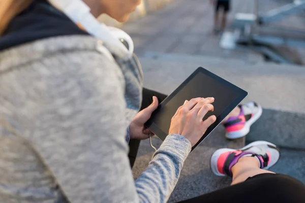 Sportlerin mit digitalem Tablet — Stockfoto