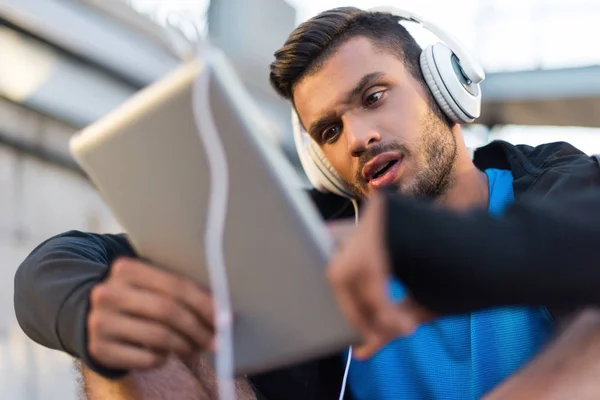 Homme avec tablette et écouteurs — Photo de stock