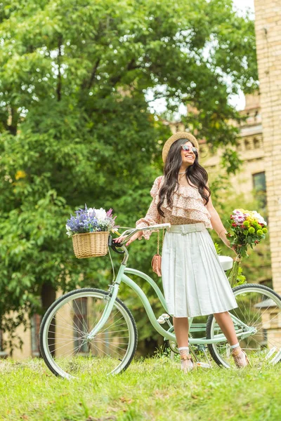 Hermosa chica con bicicleta - foto de stock