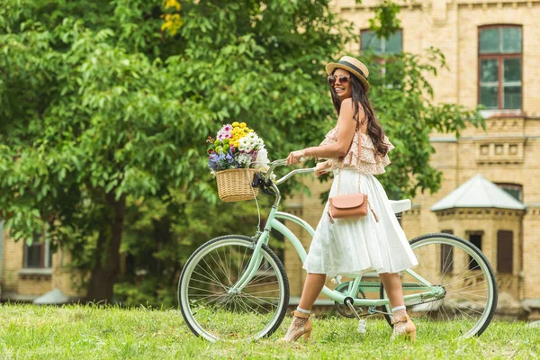 Hermosa chica con bicicleta - foto de stock