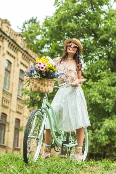 Hermosa chica con bicicleta - foto de stock