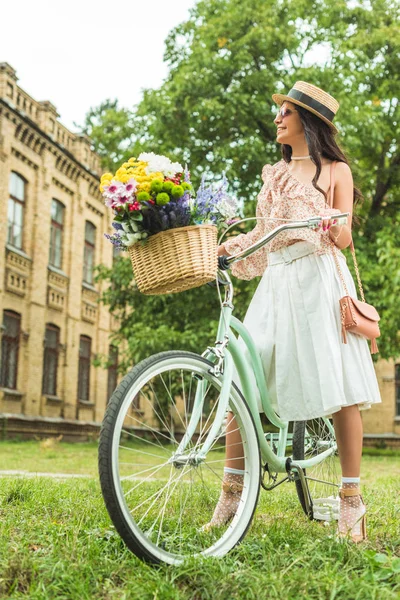 Красива дівчина з велосипедом — стокове фото