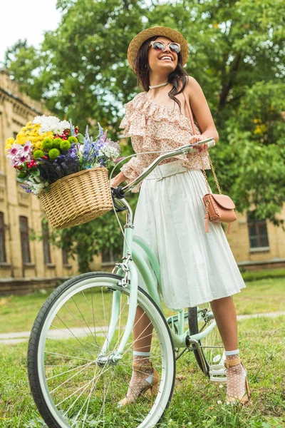 Menina bonita com bicicleta — Fotografia de Stock