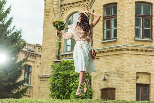 Belle fille heureuse avec bouquet — Photo de stock