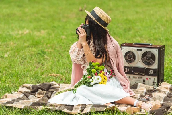 Ragazza alla moda con fotocamera nel parco — Foto stock