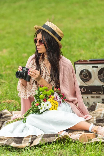 Ragazza alla moda con fotocamera nel parco — Foto stock