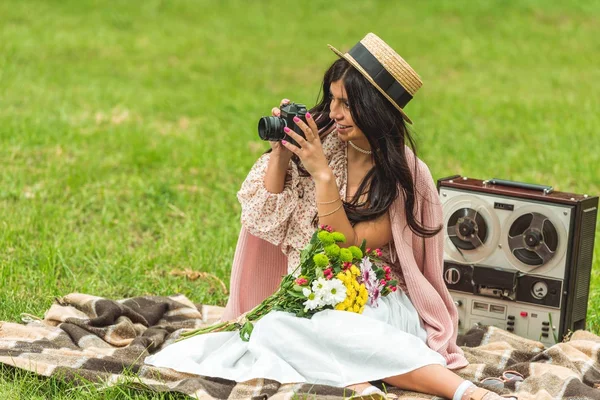 Стильна дівчина з камерою в парку — стокове фото