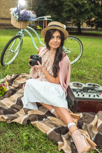 Ragazza alla moda con fotocamera nel parco — Foto stock