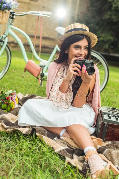 Стильная девушка с камерой в парке — стоковое фото