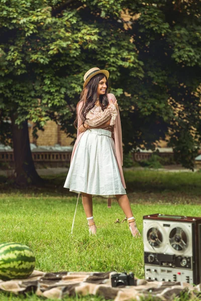 Ragazza sorridente in cappello di paglia — Foto stock