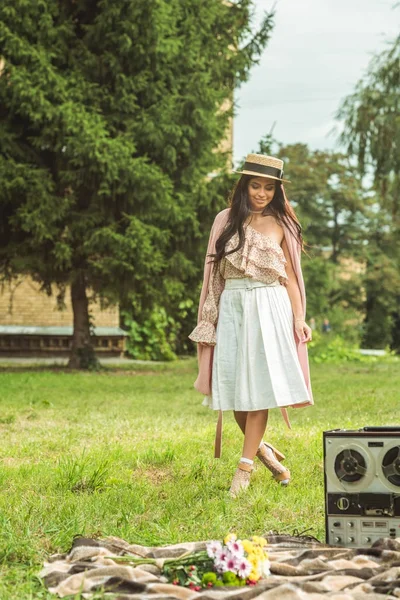 Beautiful girl in straw hat — Stock Photo