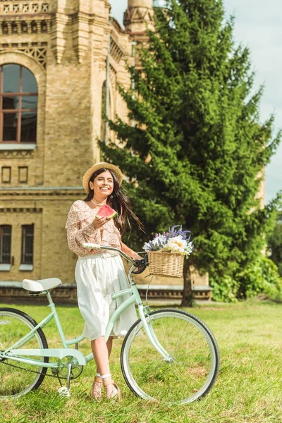 Fille avec pastèque et vélo — Photo de stock