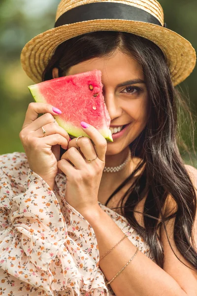 Ragazza che tiene fetta di anguria — Foto stock