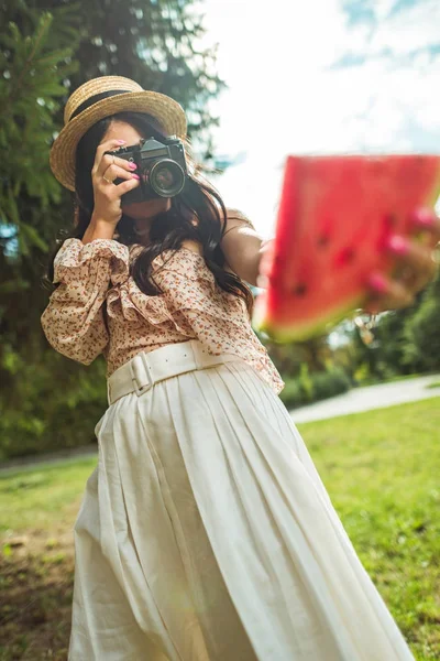 Девушка фотографирует арбуз — стоковое фото