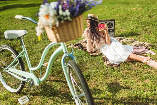 Chica comiendo sandía en parque - foto de stock