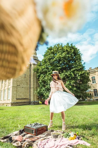 Ragazza alla moda con anguria — Foto stock