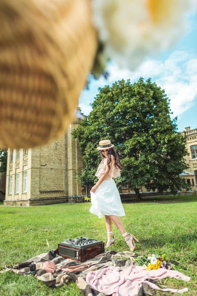 Chica vintage en el parque - foto de stock