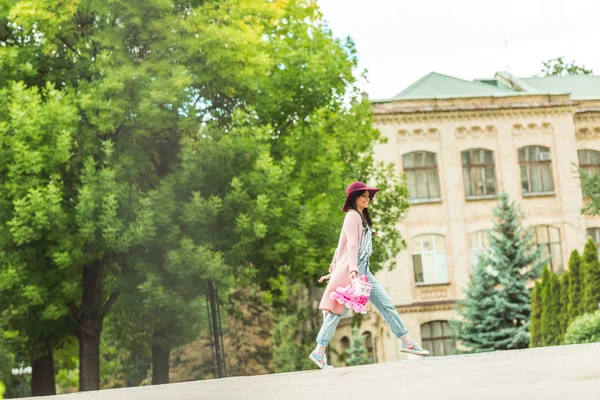 Fille heureuse avec patins à roulettes — Photo de stock