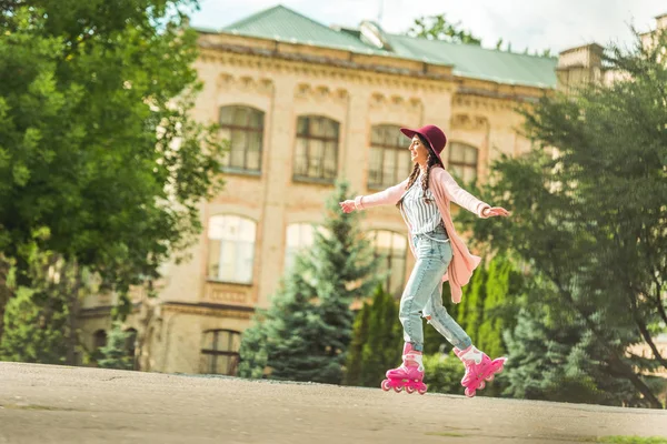 Chica con estilo en patines - foto de stock