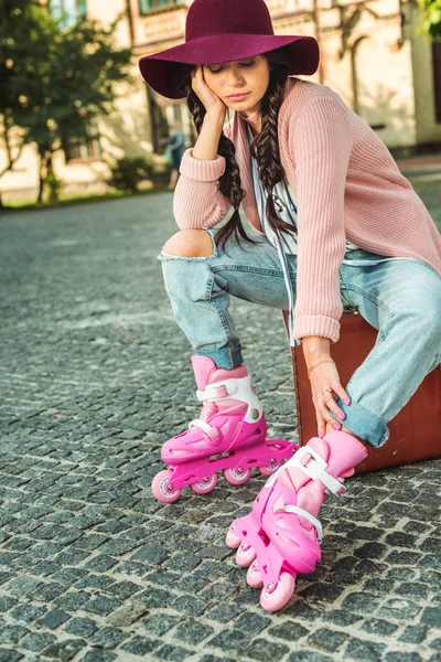 Fille en patins à roulettes avec valise — Photo de stock